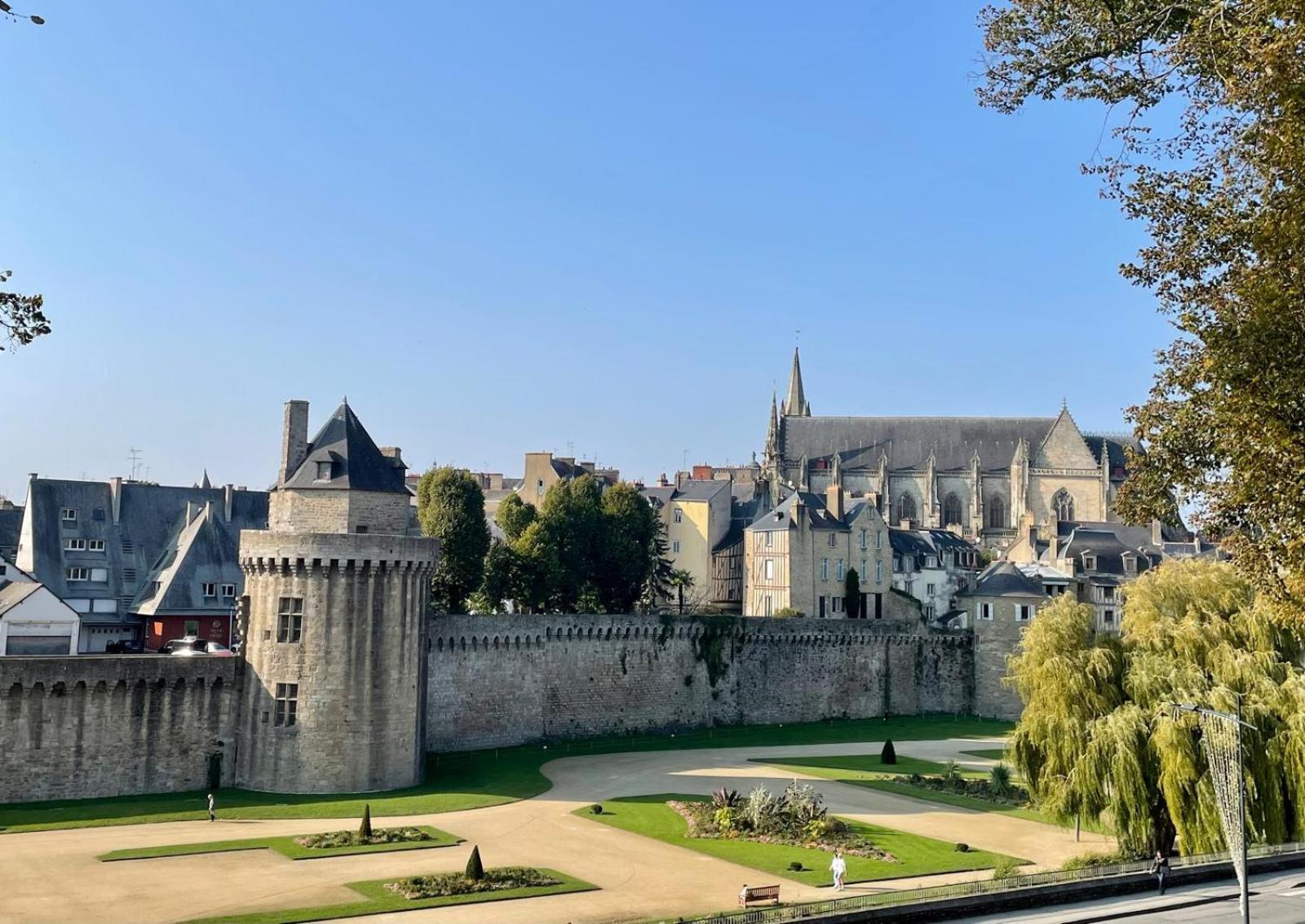 شقة Laroche Grand Duplex Dans Le Centre Historique Avec Garage فان المظهر الخارجي الصورة